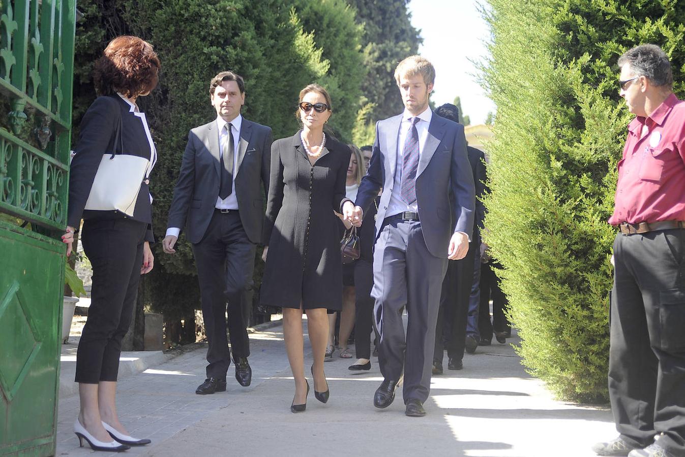 En febrero de 2012 Miguel Boyer sufrió una hemorragia cerebral de la que se recuperó aunque le quedaron algunas secuelas. El exministro afirmó que se había salvado gracias a Isabel. Boyer falleció en septiembre de 2014 y para Isabel Preysler fue un golpe muy duro.