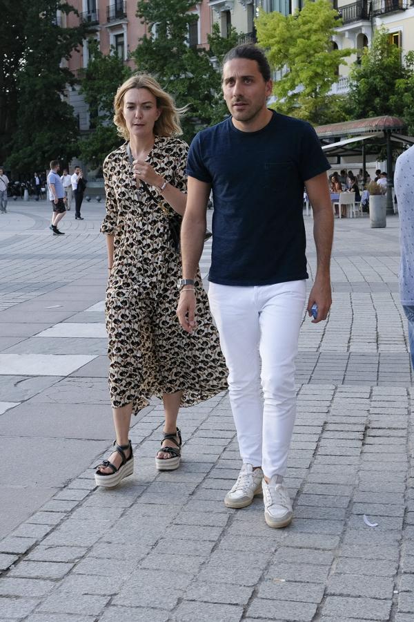 Cuando vimos a Marta Ortega con este vestido camisero estampado de marca desconocida pronto lo sospechamos: ¿lo encontraríamos pronto en la sección de nuevo en tienda de Zara? Por supuesto. Y sí, se agotó en pocas horas.