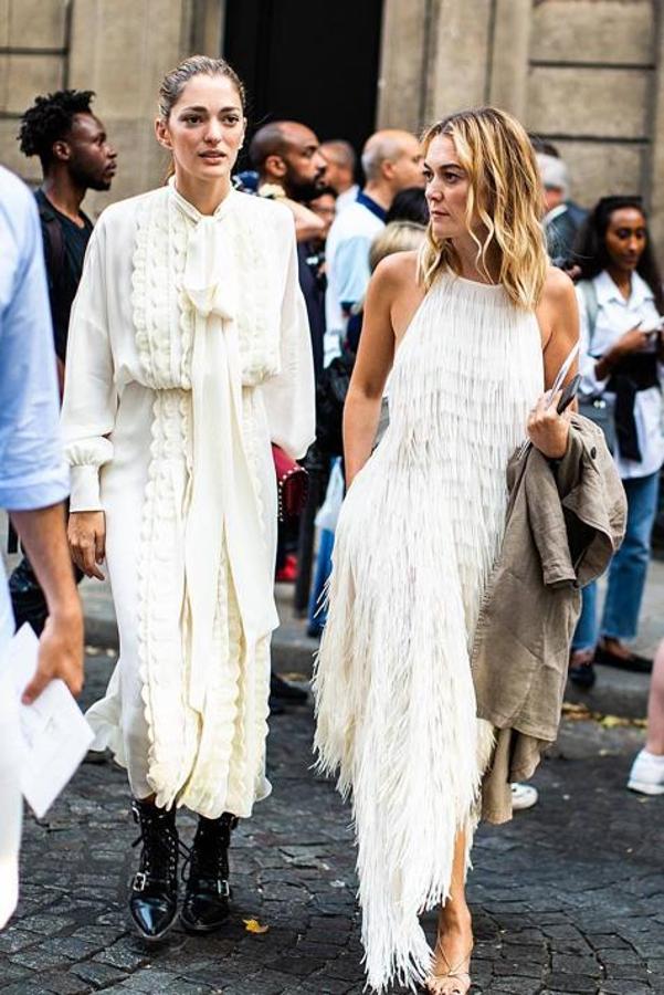 Con este imponente vestido de flecos en la Semana de la Moda de Milán se desató el fenómeno viral de Marta Ortega. Voló en minutos y fue imposible encontrarlo, pero en Zara fueron rápidos y  sacaron una versión en azul petróleo que se agotó igual de rápido .