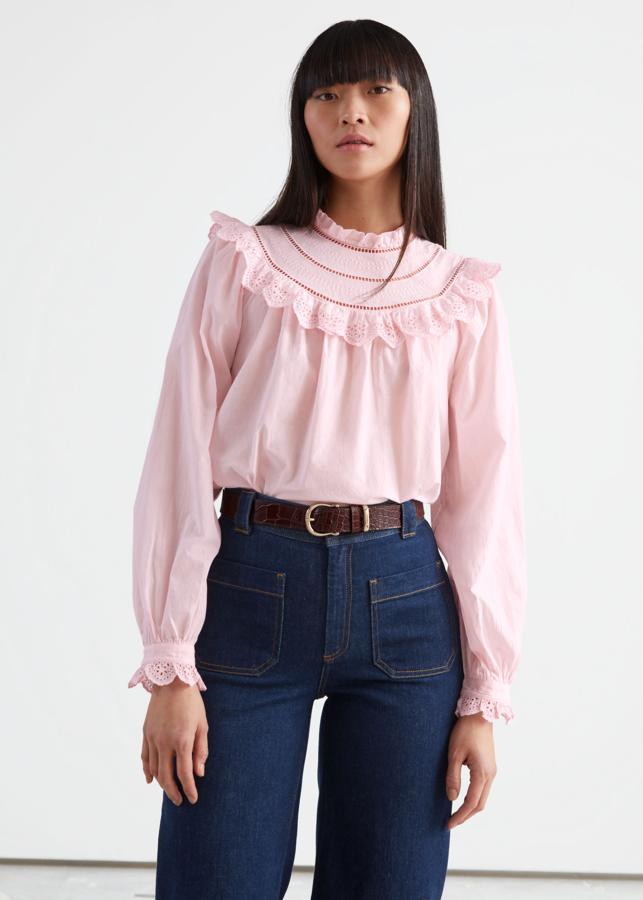Blusa romántica con calados y volantes de la nueva colección de & Other Stories (69,99 euros)