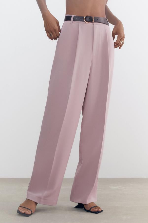 Pantalón con pinzas en rosa empolvado de la nueva colección de Zara (29,99 euros)