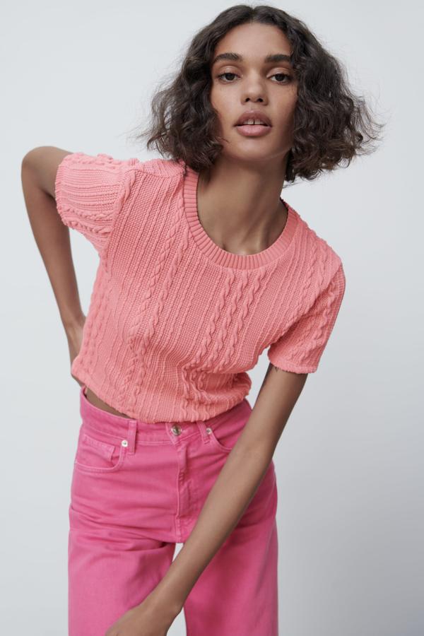 Top de manga corta con ochos de la nueva colección de primavera de Zara (12,99 euros)