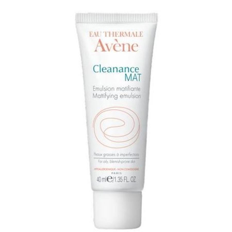 Clenenace Mat emulsion matifiante de Avène es una emulsión hidratante de acabado mate para pieles mixtas, grasas o con imperfecciones. Hidrata efectivamente la piel mientras regula la producción de sebo gracias al gliceril laurato. Contiene microcápsulas absorbentes del sebo para mantener la piel mate. Cómprala  aquí  por 17 euros.