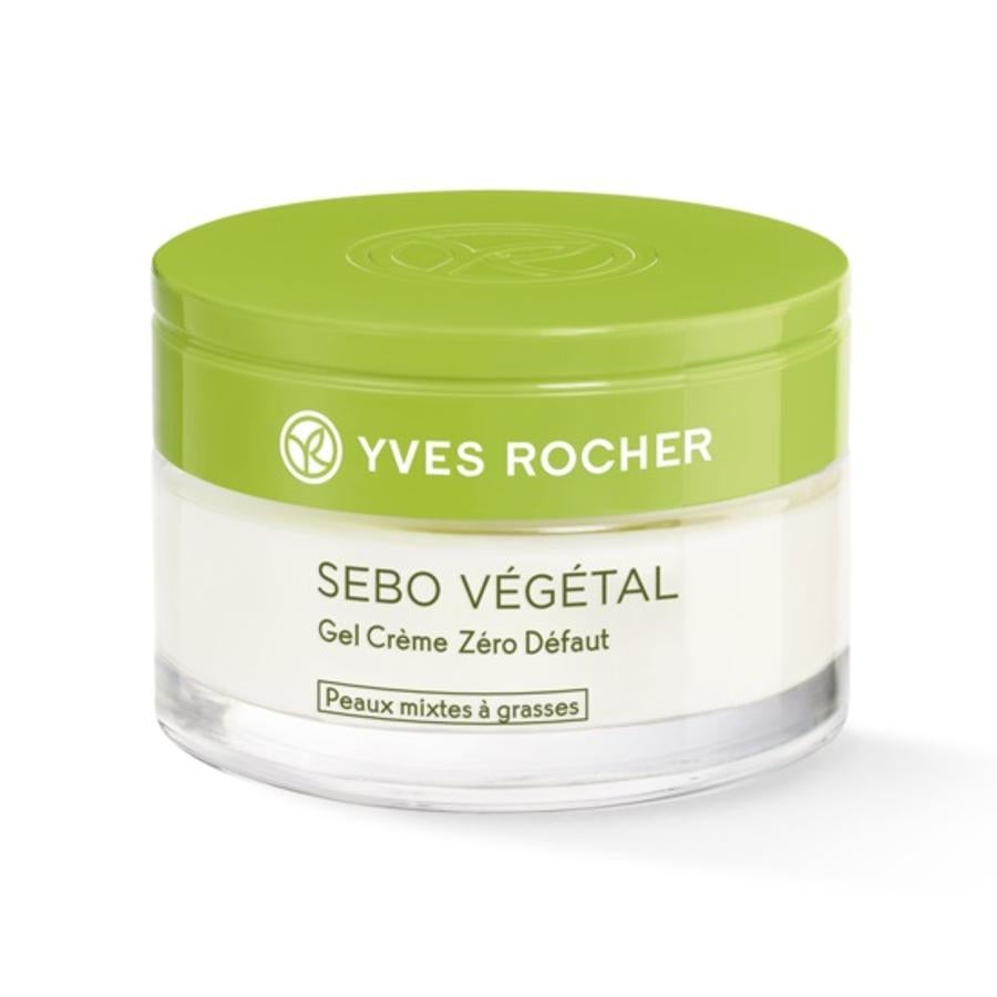 El gel Crema Hidratante Matificante de Yves Rocher es de textura fresca y ligera cierra los poros, afina y matifica la piel. Además, controla los brillos, dejando un cutis matificado y uniforme. La piel queda hidratada durante toda la jornada. Cuesta 10,20 euros.