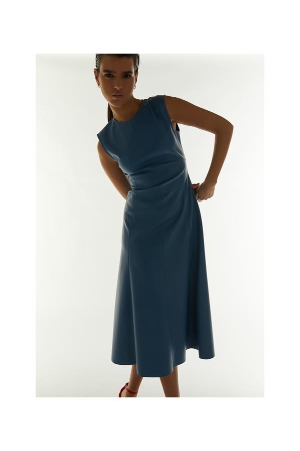 El efecto piel sigue protagonizando las nuevas colecciones de primavera, y este vestido midi azul petróleo de Sfera (39.99 euros) nos ha conquistado.