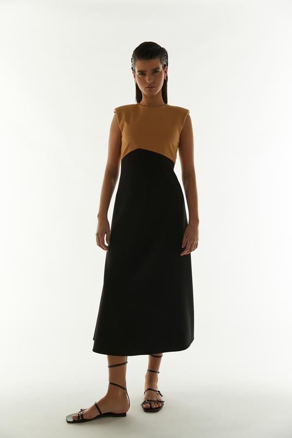 Este vestido midi bicolor con hombreras de la nueva colección de Sfera cuesta 39.99 euros.