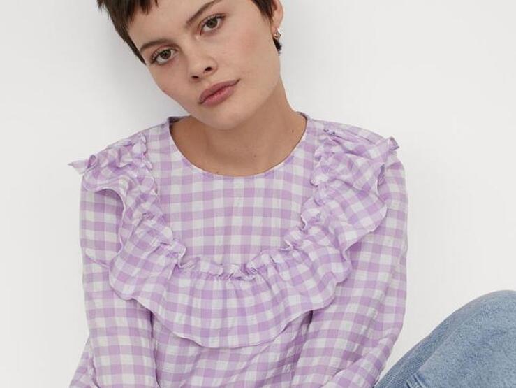 Fotos: Las compras de la semana: de la blusa de cuadros lila con volantes a los vaqueros más vendidos de Zara esta primavera