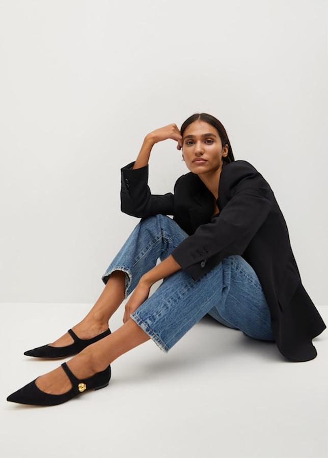 Zapatos planos en color negro con pulsera y botón dorado de la nueva colección de Mango (29,99 euros)