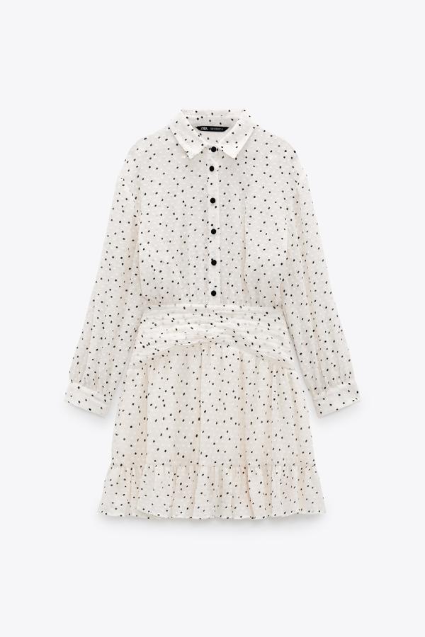 Mini vetido blanco con estampado de lunares de la nueva colección de primavera de Zara (39,99 euros)