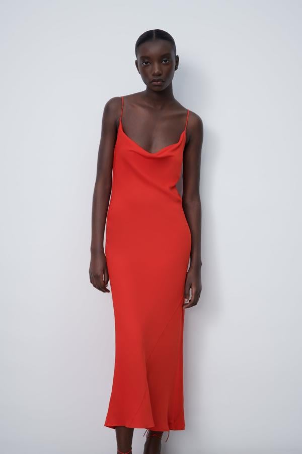 Vestido midi en color rojo de la nueva colección de primavera de Zara (39,99 euros)