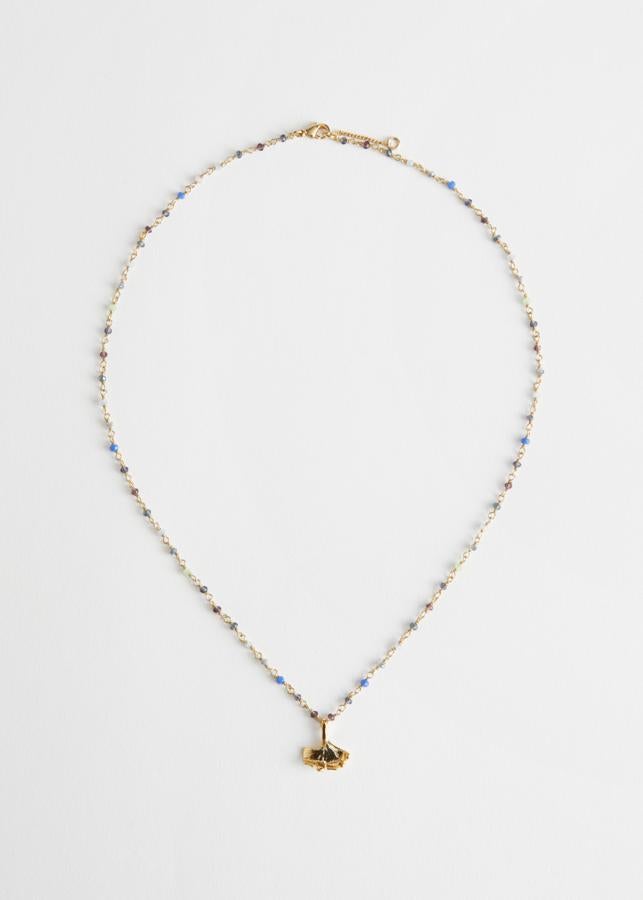 Colgante con cuentas de colores y flor dorada de la nueva colección de primavera de Zara (25,99 euros)