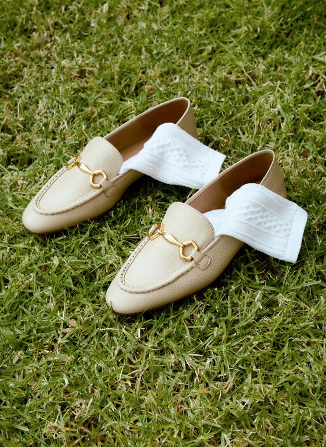 Mocasines en color hueso de la nueva colección de primavera de Uterqüe (119 euros)