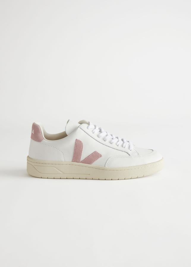 Zaparillas Veja en color blanco y rosa de la nueva colección de primavera de & Other Stories (125 euros)