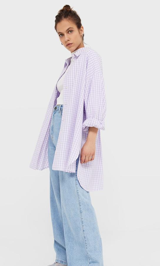 Esta camisa amplia con cuadros en color lila cuenta con cierre frontal de botones y tiene un precio de 19,99 euros.