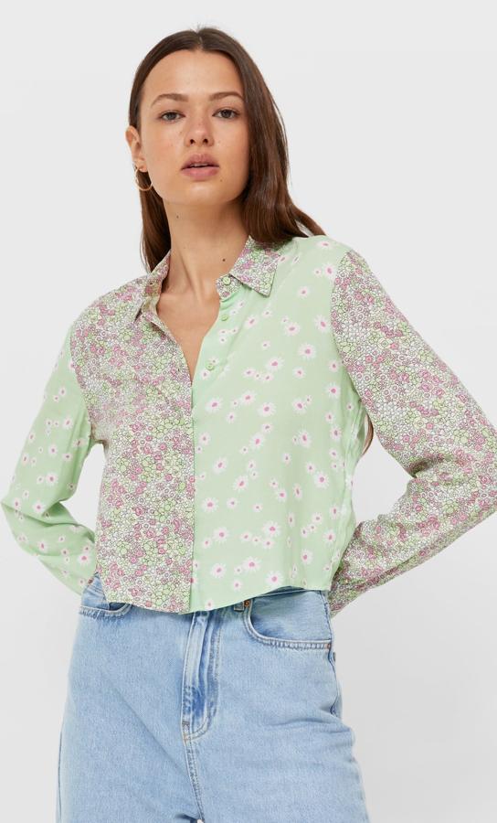 Con estampado floral y disponible en verde o en negro, esta camisa corta de manga larga tiene un precio de 17,99 euros.