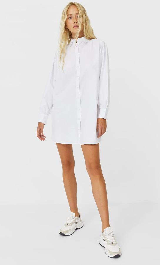 Disponible en blanco, celeste o rosa, esta camisa larga con diseño amplio y cierre frontal de botones tiene un precio de 17,99 euros.