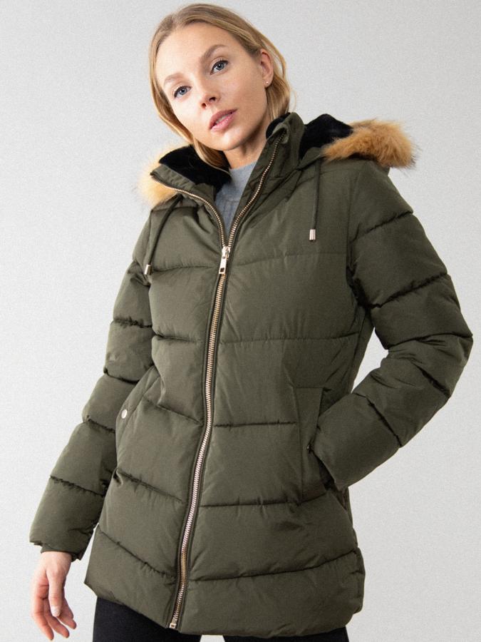 Esta cazadora acolchada con cuello subido y capucha con pelo está disponible en verde caqui o mostaza. Con bolsillos laterales, tiene un precio de 19,99 euros (antes 39,99 euros).