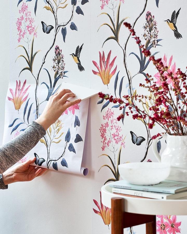Cambia por completo tu hogar poniendo papeles pintados con motivos florales llenos de color en las paredes. En Amazon Home están disponibles desde 5.99 euros el rollo.
