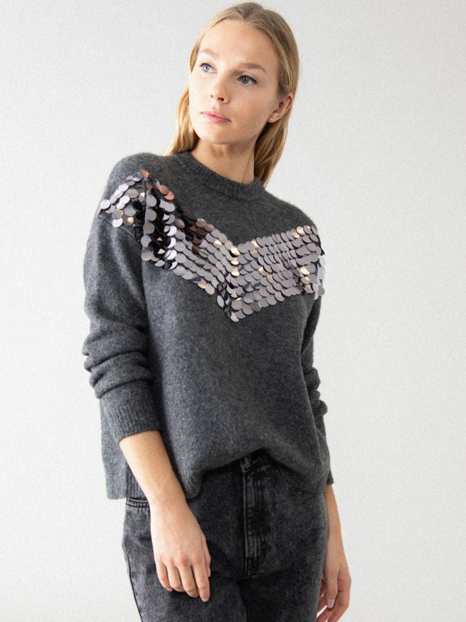 En color gris marengo y con lentejuelas grandes en la parte delantera, este jersey de punto suave tiene un precio de 9,99 euros (antes 19,99 euros).