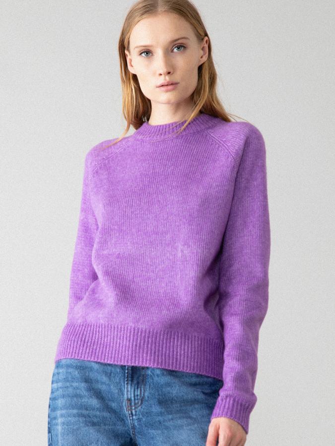 Disponible en varios colores, este jersey versase en lila cuenta con cuello redondo y corte holgado. Tiene un precio de 6,49 euros (antes 12,99 euros).