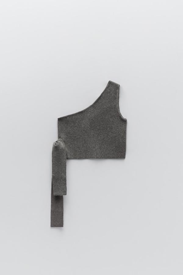 Top asimétrico de lana con lazada lateral, de Zara (5,99 €).