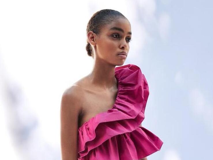 Fotos: Solo necesitas un top asimétrico con el hombro al aire para conseguir el look más favorecedor de la temporada