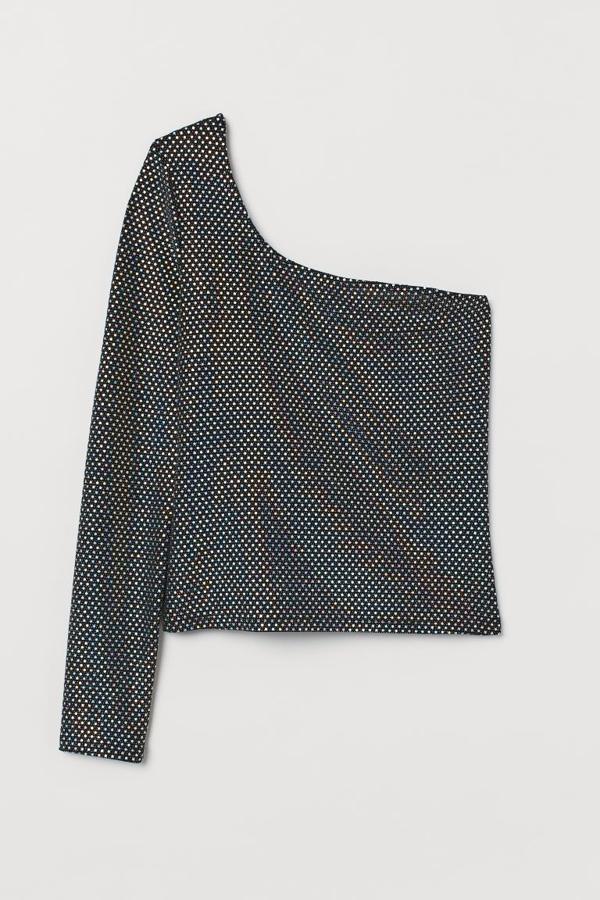 Top asimétrico bordado con lentejuelas, de H&M (10,99 €).