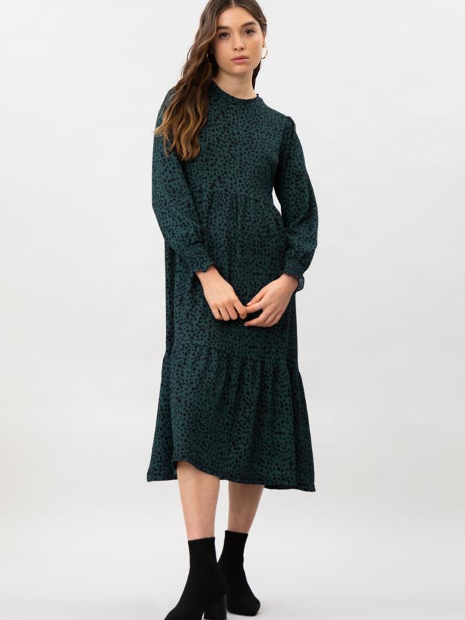 Disponible en verde o rojo, este vestido largo con cuello redondo y manga larga acabada con elástico tiene un precio de 7,49 euros (antes 14,99 euros).