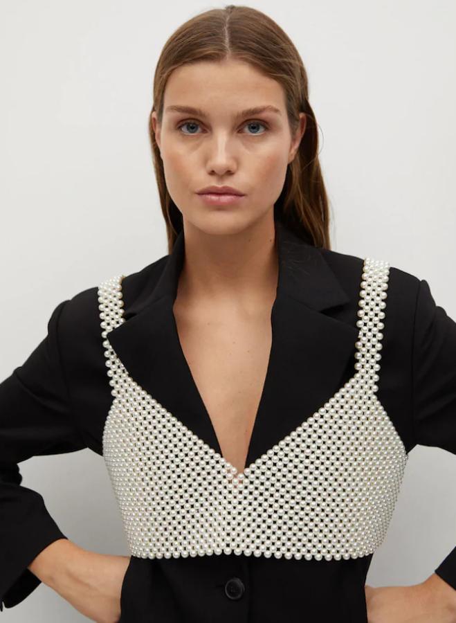 Top diseño crop con escote de pico, tirantes finos y adornos de perlas en toda la prenda. Rebajado de 39,99 euros a 29,99 euros.