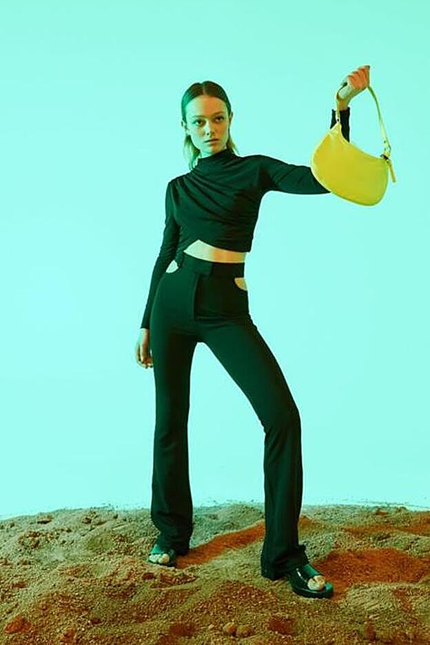 Pantalón negro de cintura alta con escote a la cadera de Bershka.