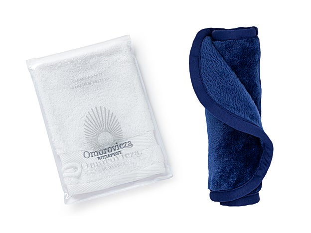 Manopla de secado Cleansing Mitt de Omorovicza (13 €, en purenichelabb.com). Toalla reutiliozable para eliminar el maquillaje Make Up Eraser, modelo Royal Navy (19,90 €).