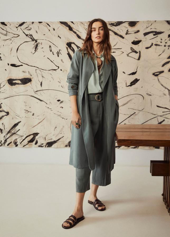 Total look en color verde con trench fluido y pantalón de tiro alto con cinturón de Mango Outlet