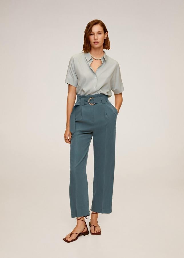 Pantalón fluido de tiro alto con cinturón en color verde empolvado de Mango Outlet (25,99 euros)