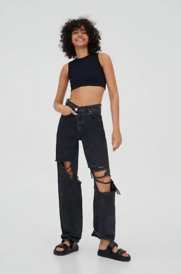Vaqueros negros con rotos, de Pull&Bear (29,99 euros).