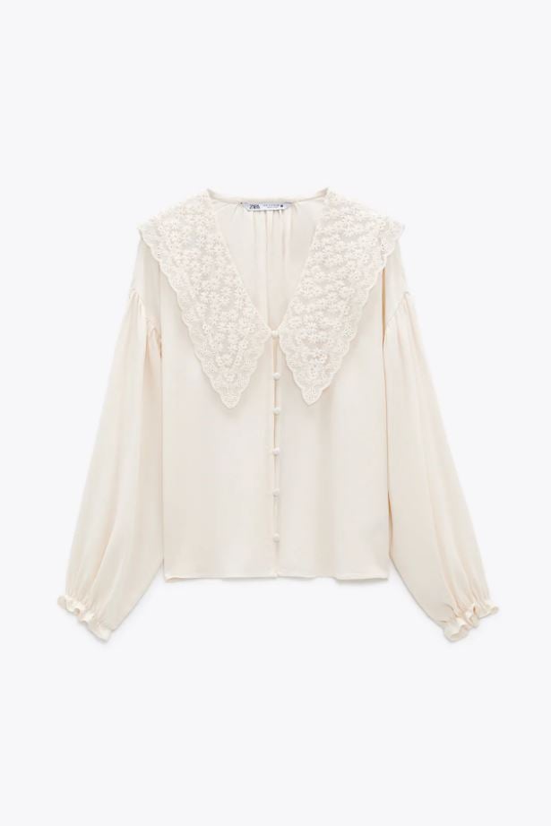 Delicada, romántica, hiperfemenina... esta blusa blanco roto con cuello bordado es una de nuestras favoritas de la nueva colección de Zara para la primavera (25.95 euros).