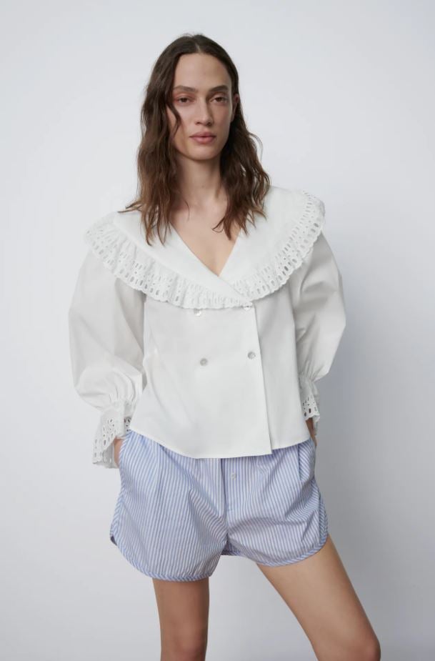 Estamos completamente enamoradas de esta blusa cruzada de cuello bebé con bordados y mangas con volumen. Es puro romanticismo y cuesta 29.95 euros en Zara.