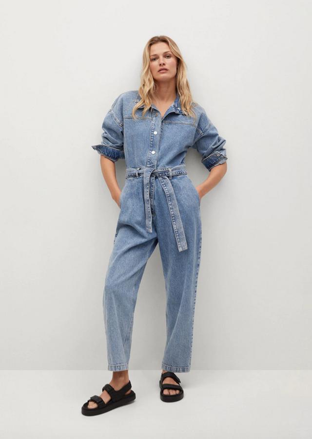 En azul medio, con diseño largo recto, cuello alto y costura de hombro caída, este mono denim de Mango viene con manga larga con puños abotonados, dos bolsillos de solapa en la parte posterior y cierre de botones frontal. Tiene un precio de 49,99 euros y está disponible entre las tallas XSy XL.