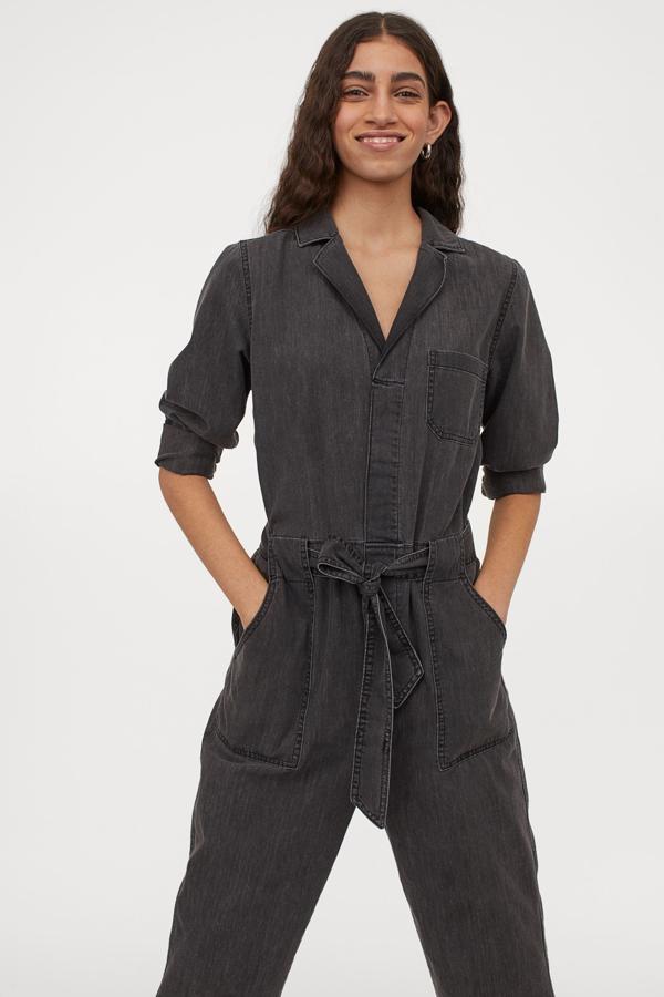 Este mono boiler en gris marengo confeccionado en algodón parcialmente reciclado viene con pantalón de diseño tobillero con solapas de muesca, botones ocultos en el frontal y un bolsillo de plastrón en la pechera. Con mangas largas con puños abotonados, costura en la cintura con trabillas anchas y cinturón a tono extraíble, cuesta 29,99 euros y está disponible entre las tallas XXS y L.