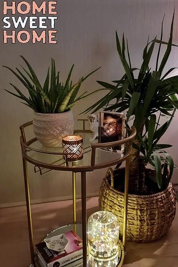 Esta mesa auxiliar de Primark Home cuesta 40 euros, el macetero de terracota, 6 euros y el portavelas metálico, 3 euros.