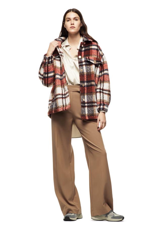 Pantalón fluido ancho de tiro alto, de Zara (22,95 €)