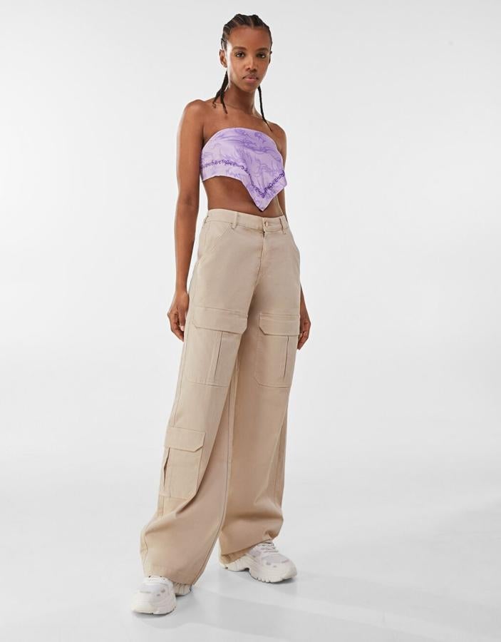 Pantalón cargo de algodón de pierna muy ancha, de Bershka (25,99 €).
