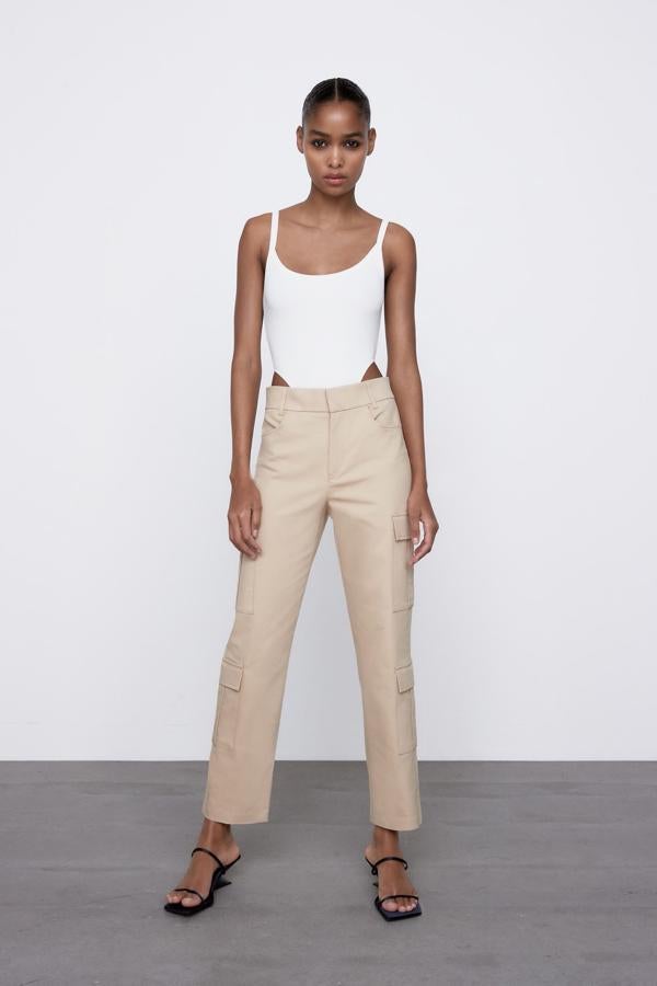 Pantalón cargo recto con bajo capri, de Zara (25,95 €).