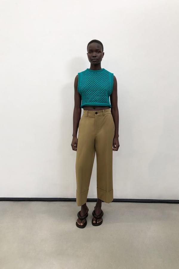 Pantalones rectos con bajo pesquero con dobladillo, de Zara (29,95 €).