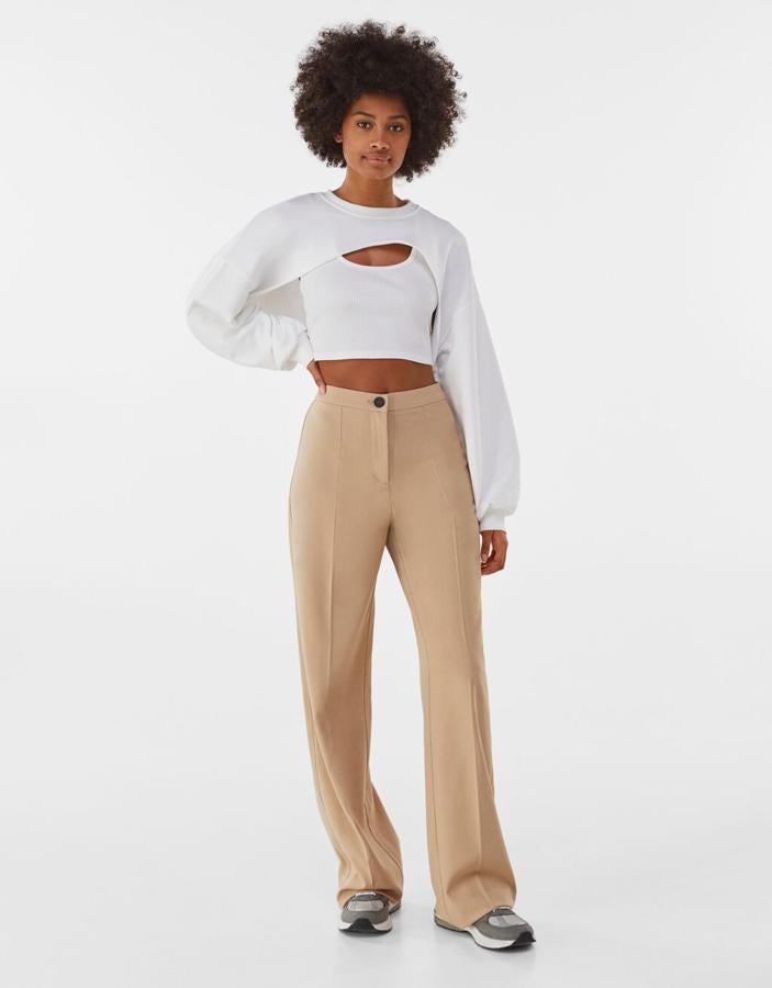Pantalones camel rectos de cintura alta, de Bershka (22,99 €).