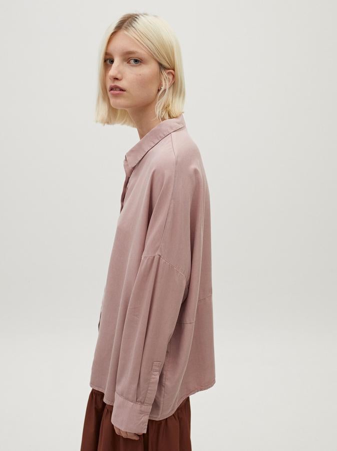 Camisa fluida de manga larga en tono rosa pálido, de Parfois (25,99 €).