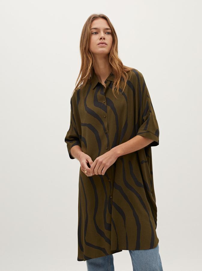 Vestido camisero de manga corta con estampado animal, de Parfois (25,99 €).