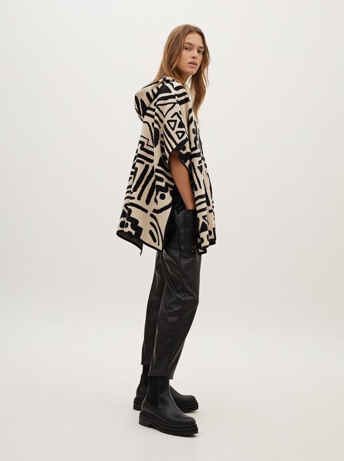 Poncho de manga corta con capucha y estampado geométrico, de Parfois (35,99 €).