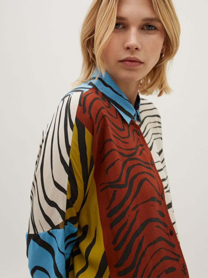 Camisa con estampado de cebra multicolor, de Parfois (25,99 €).