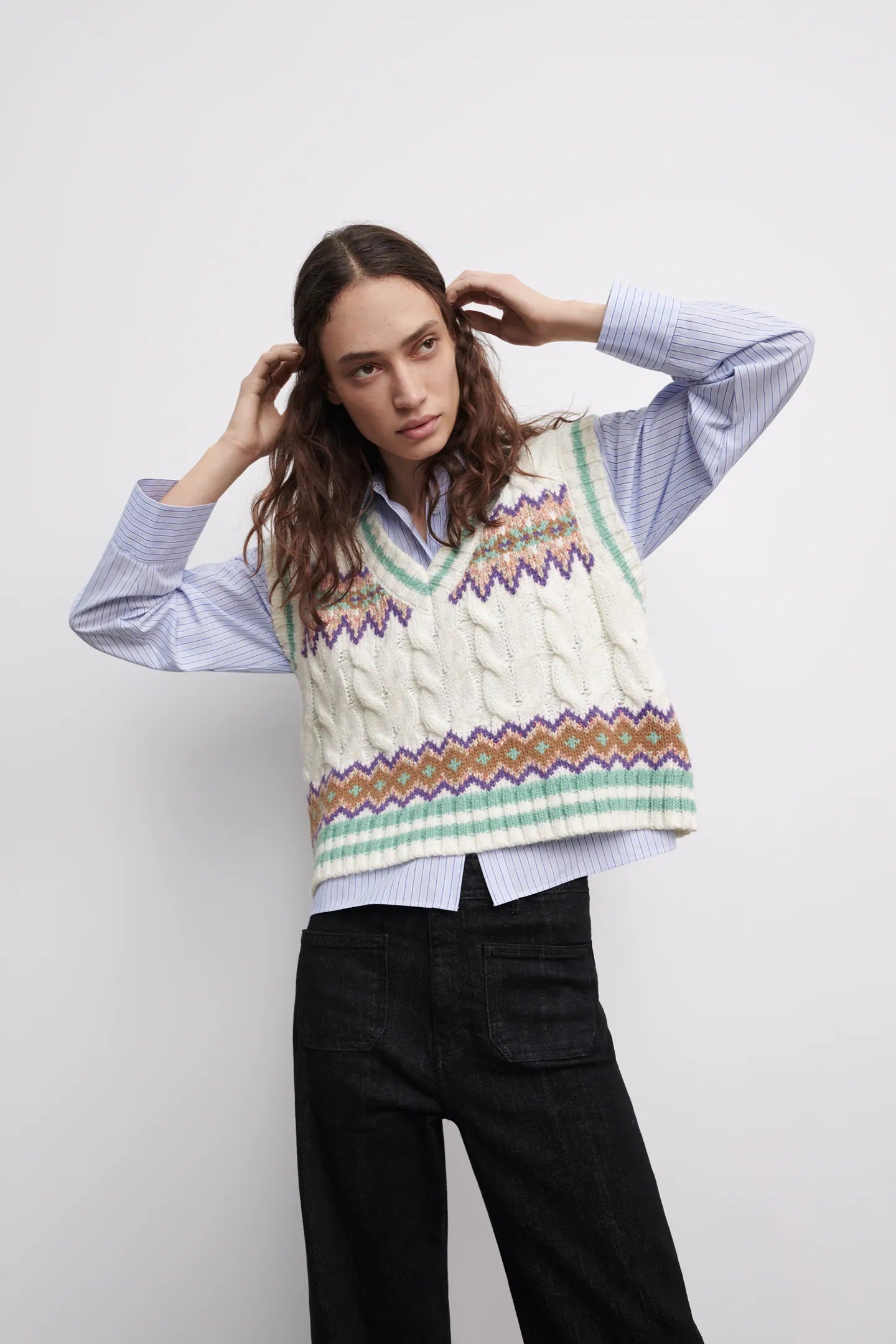 Otra opción aún más original es este chaleco de punto estampado con escote a pico y manga sisa. Las influencers se pegarían por él. Rebajado de 25,95 euros a 12,99 euros. Disponible en las tallas S y M.