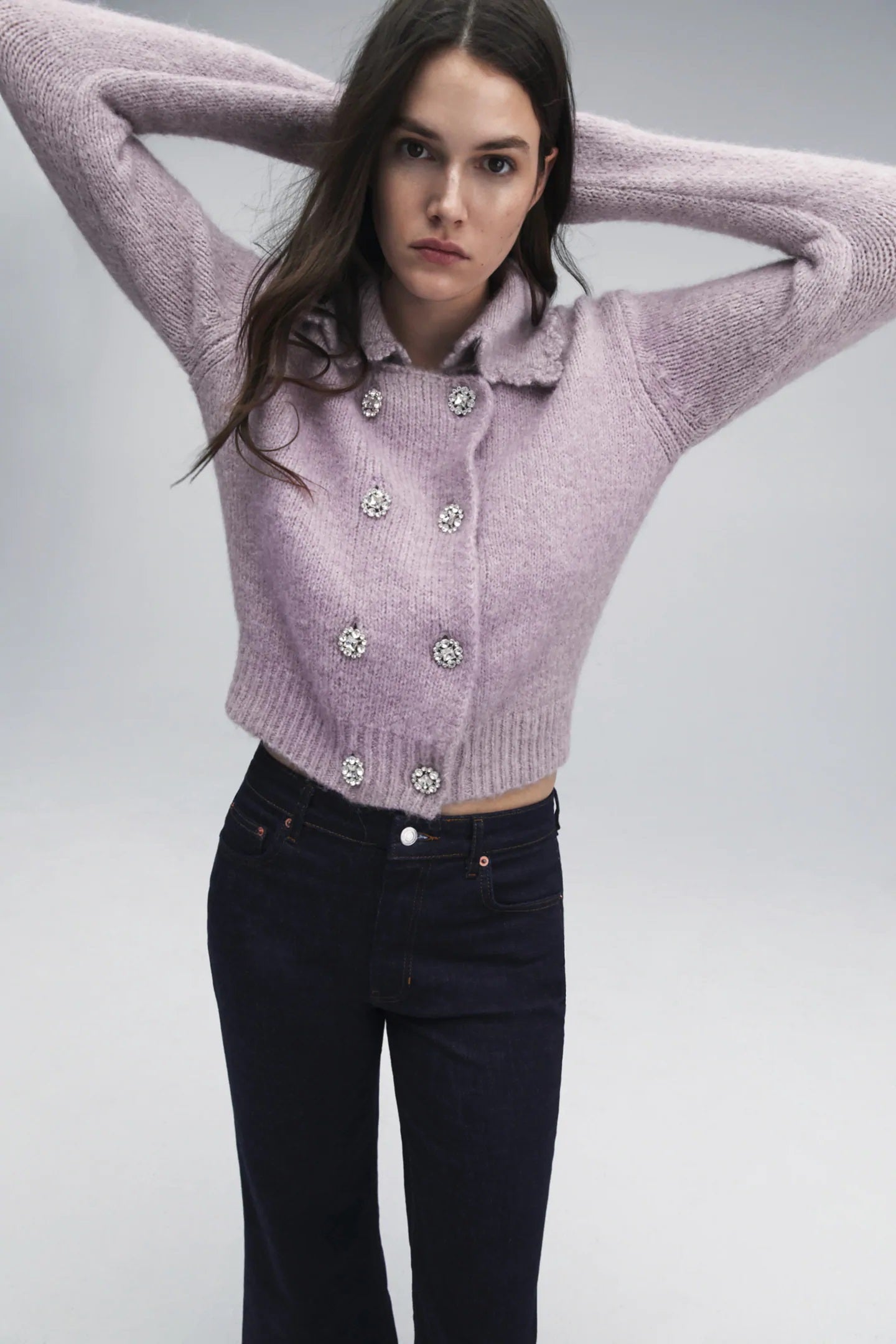 Y hablando de botones joya... los de esta chaqueta de punto en color lila con cuello solapa tampoco pasan desapercibidos. Una prenda perfecta que ahora cuesta 15,99 euros y que sigue disponible en todas las tallas.